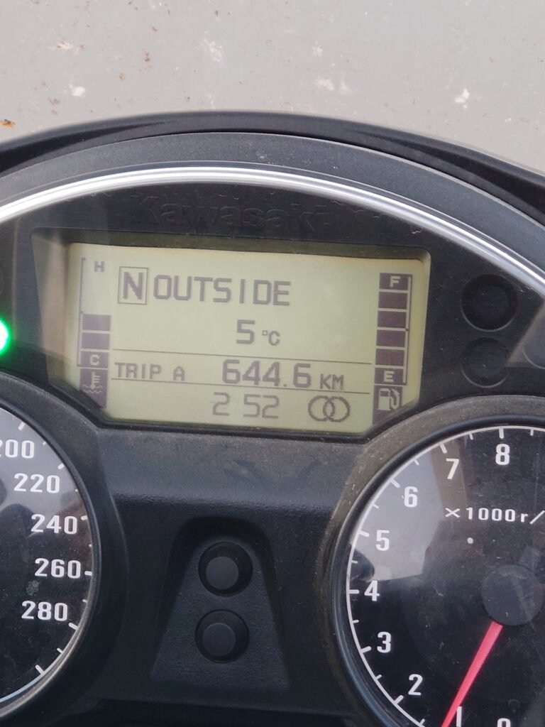 The motorcycle dashboard shows a distance of 644.6 km and an outside temperature of +5°C during the return journey.