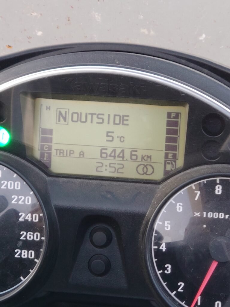 Moottoripyörän mittaristo näyttää 644,6 km matkaksi ja ulkolämpötilaksi +5 °C kotimatkan varrelta.
