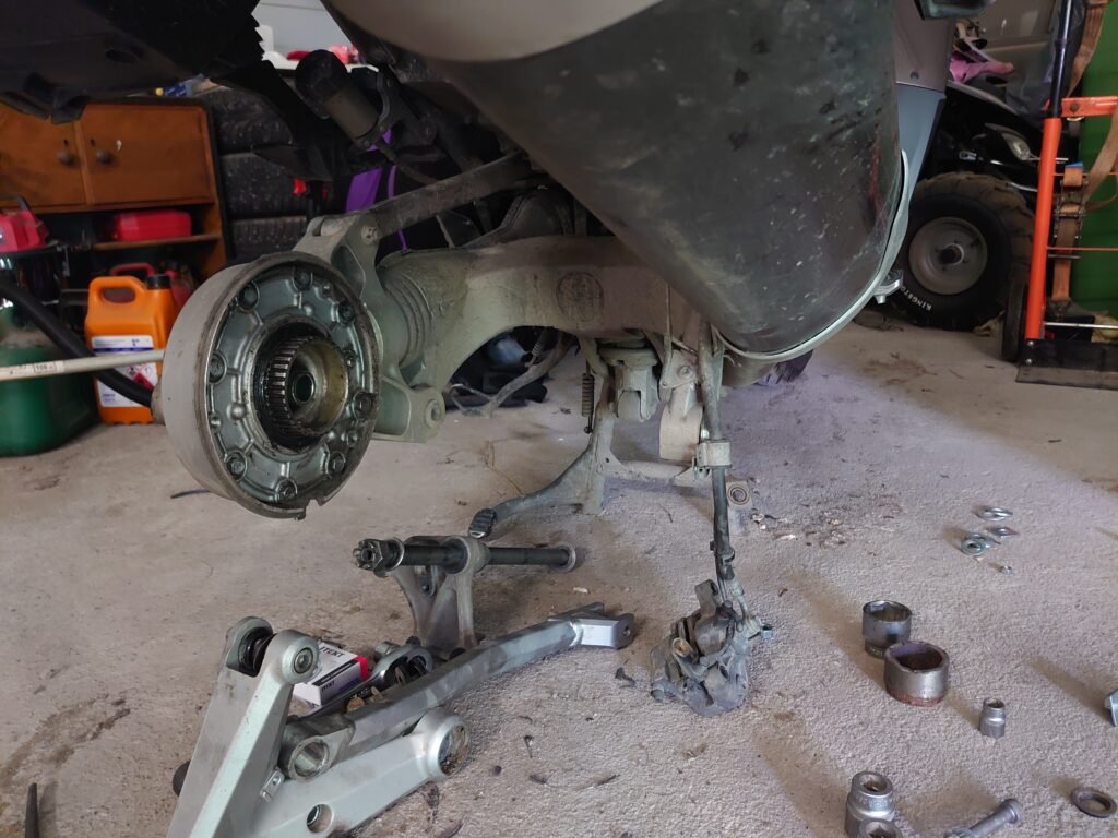 Kawasaki GTR 1400 takahaarukka purettuna huoltoa varten