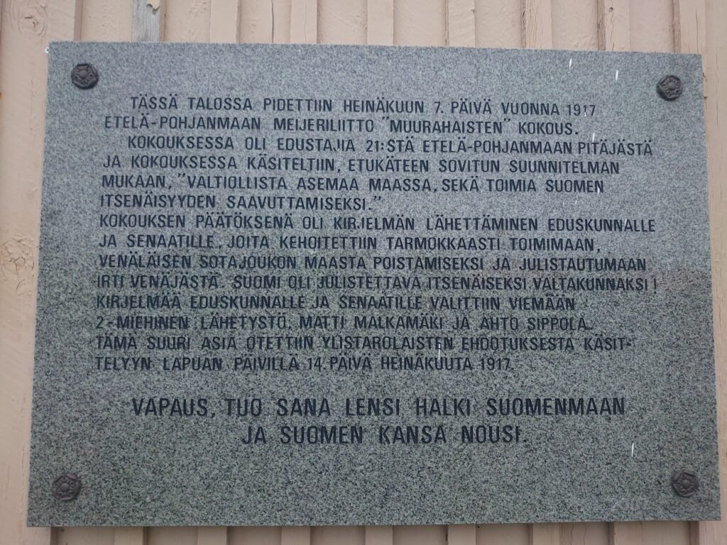 Itsenäistymiskokouksen muistolaatta Ylistarossa, kertoo vuoden 1917 historiallisista tapahtumista